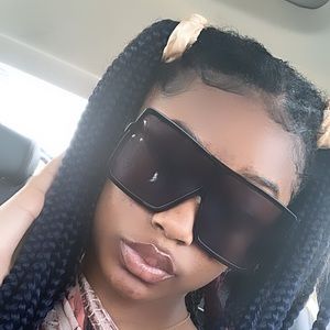 Meet your Posher, Chloe